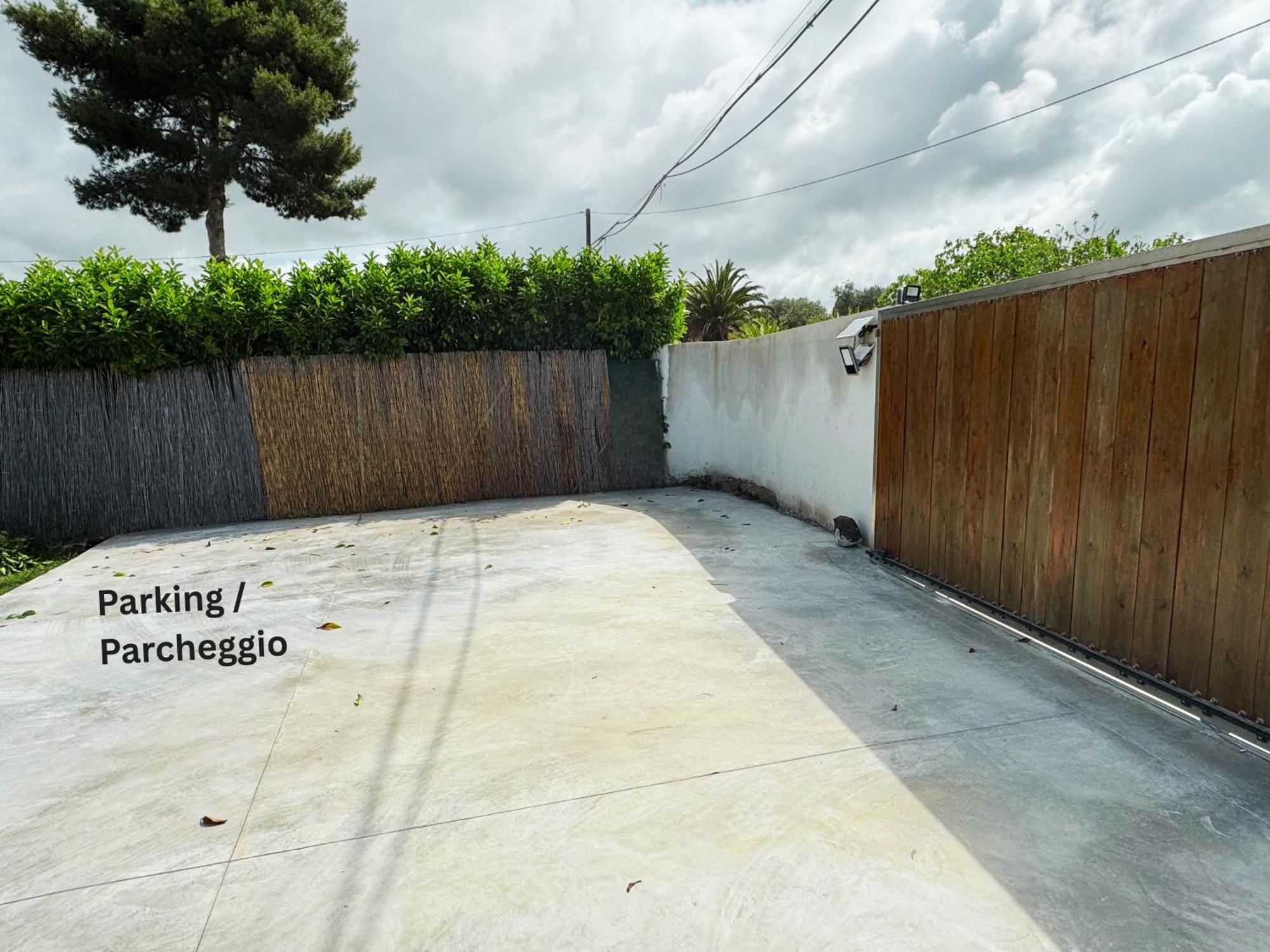 Algherolux -Free Secure Gated Parking For Cars And Motorbikes 外观 照片